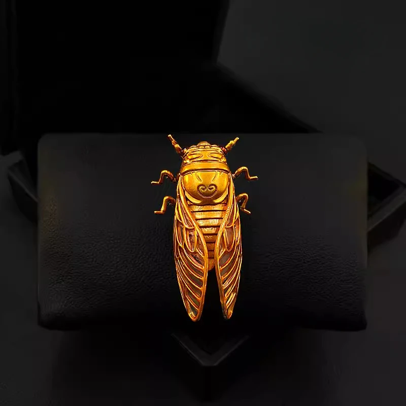 Golden Cicada Brooch with Beau - Women Accessories Meaning recension och pris