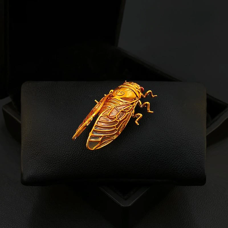 Golden Cicada Brooch with Beau - Women Accessories Meaning recension och pris