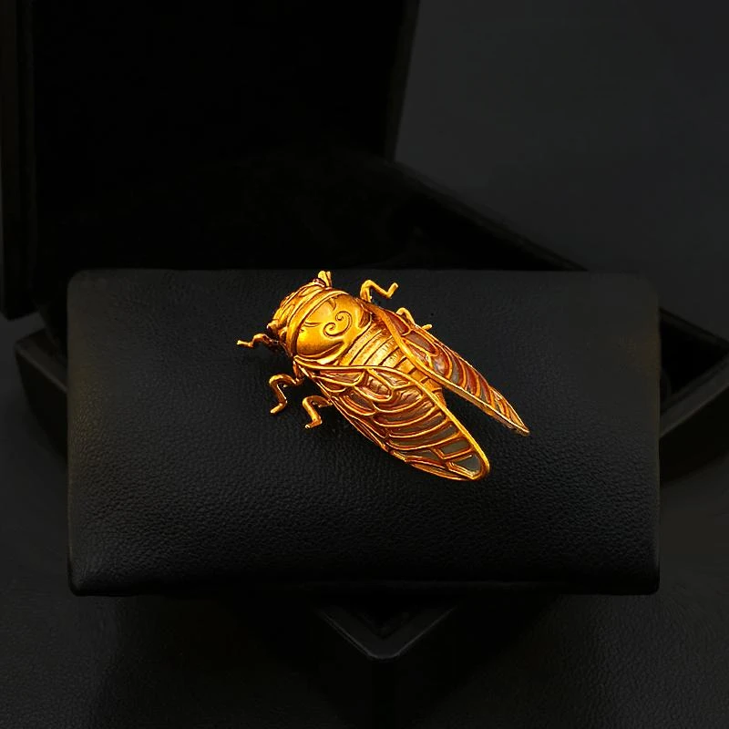 Golden Cicada Brooch with Beau - Women Accessories Meaning recension och pris