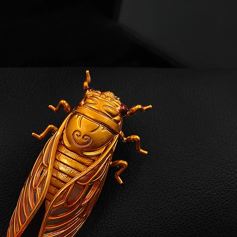 Golden Cicada Brooch with Beau - Women Accessories Meaning recension och pris