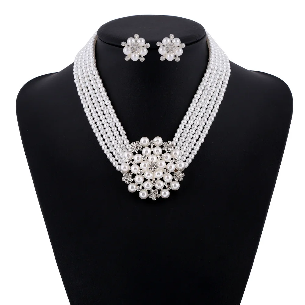 Audrey Hepburn Breakfast at Ti - Women'S Accessories In The 1950S recension och pris
