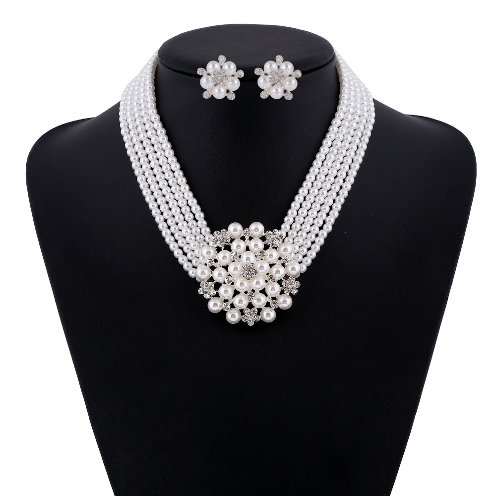 Audrey Hepburn Breakfast at Ti - Women'S Accessories In The 1950S recension och pris